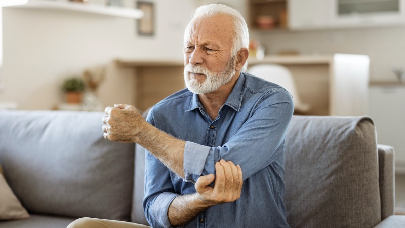 homme plus vieux qui souffre de la goutte
